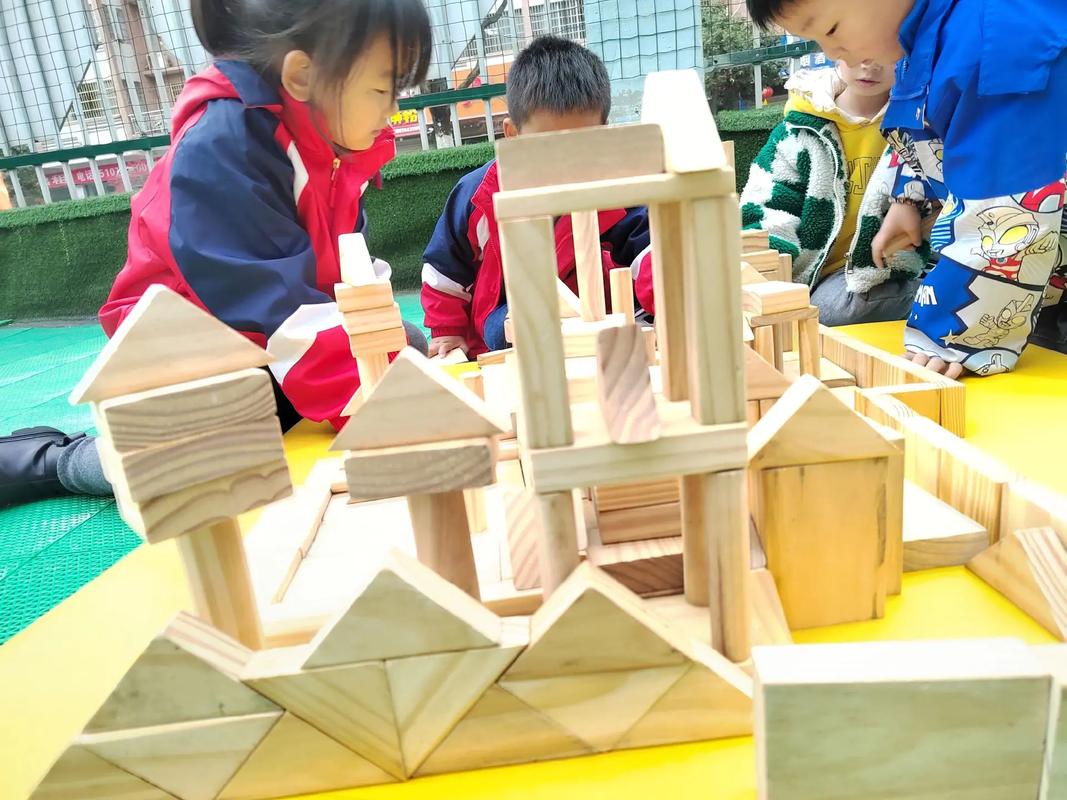 幼儿园小班儿童集体玩积木场景图