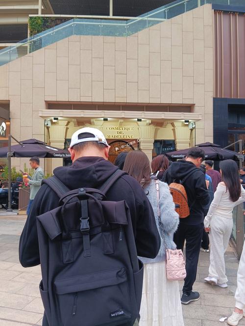 新街口地铁站喜茶联名活动排队现场