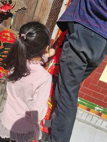 小学放学门口老人给孙辈塞藏在棉袄内兜的热糖三角实拍