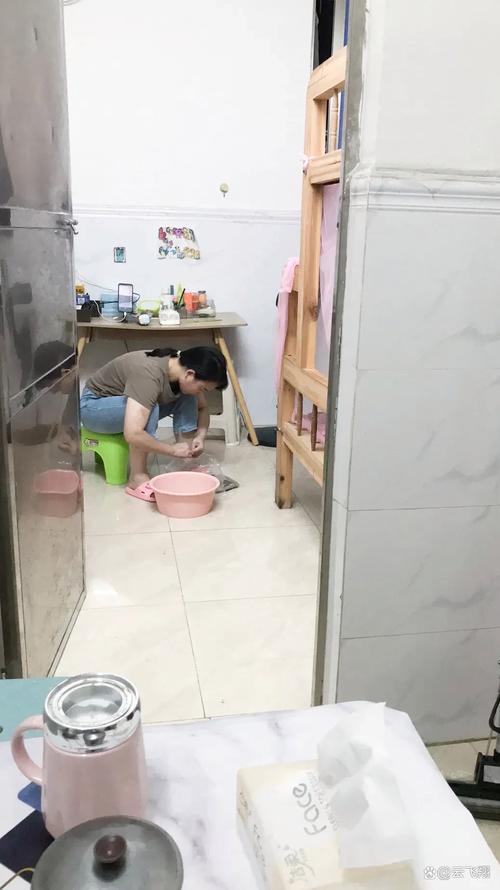 工业区外来务工家庭出租屋聊天场景