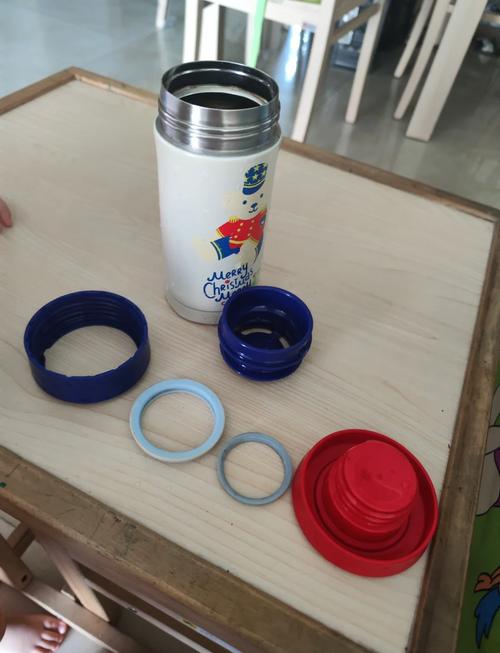 拆解开来的儿童保温杯清洗部件摆放