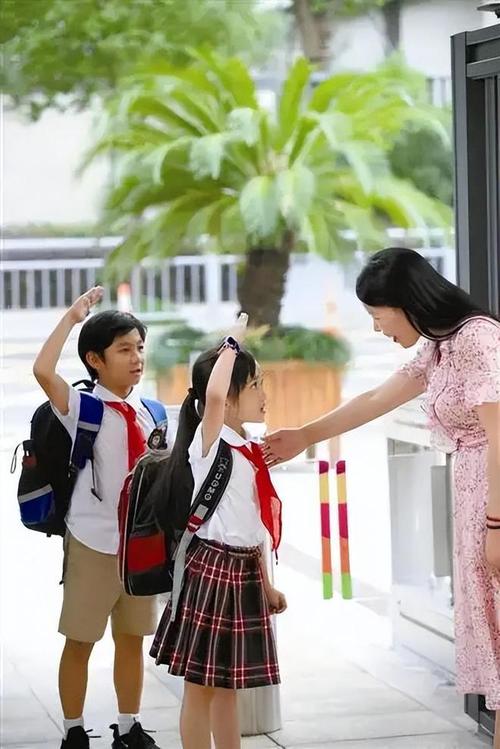 小学门口师生挥手打招呼日常场景