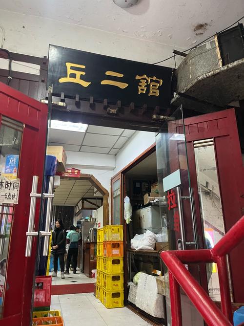 景点周边本地人排队的苍蝇馆子