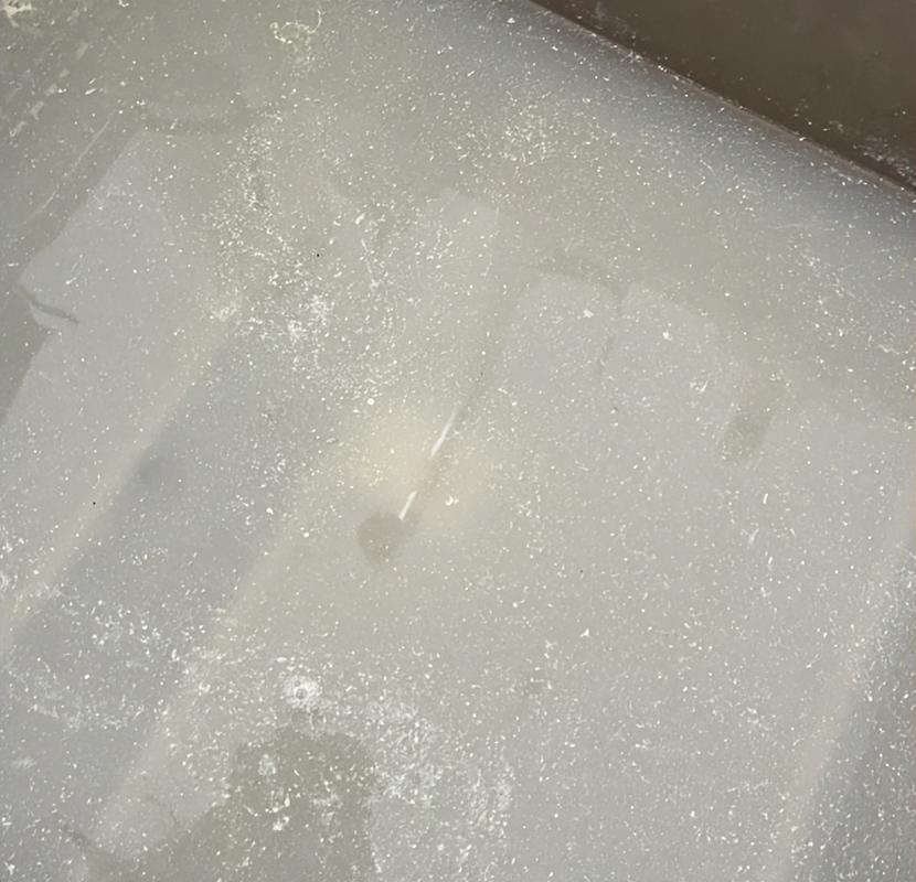 家庭厨房自制化学沉淀蓝絮状物实景