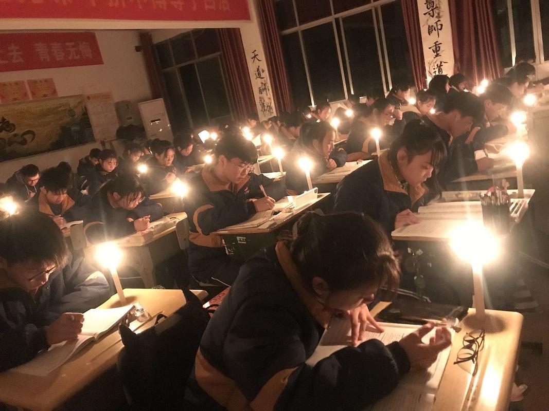 夜晚复读教室灯火通明学生低头学习