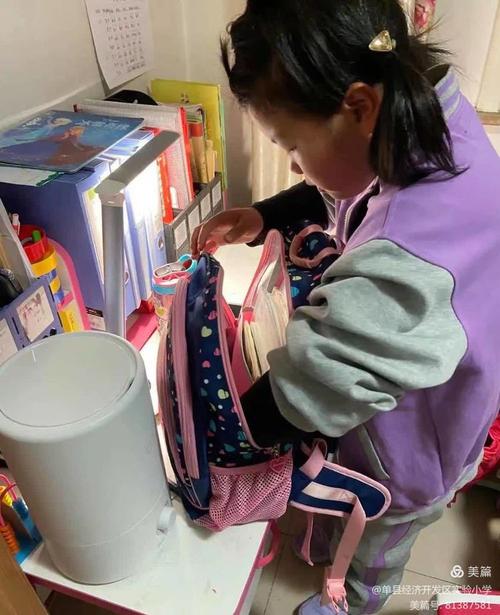 车间工位上家长给孩子整理书包的实拍图