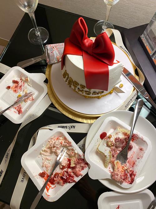 别墅生日派对结束后满桌未吃完的翻糖蛋糕残块