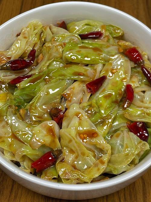 餐厅干锅包菜沥出多余食用油实拍