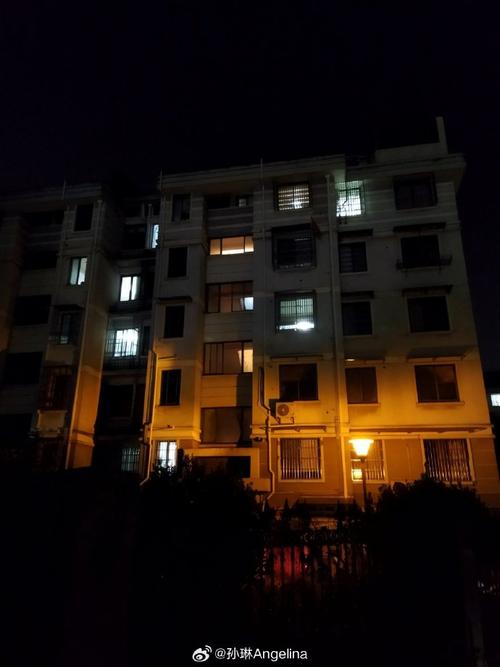 工业区家属楼夜晚窗口暖灯实景