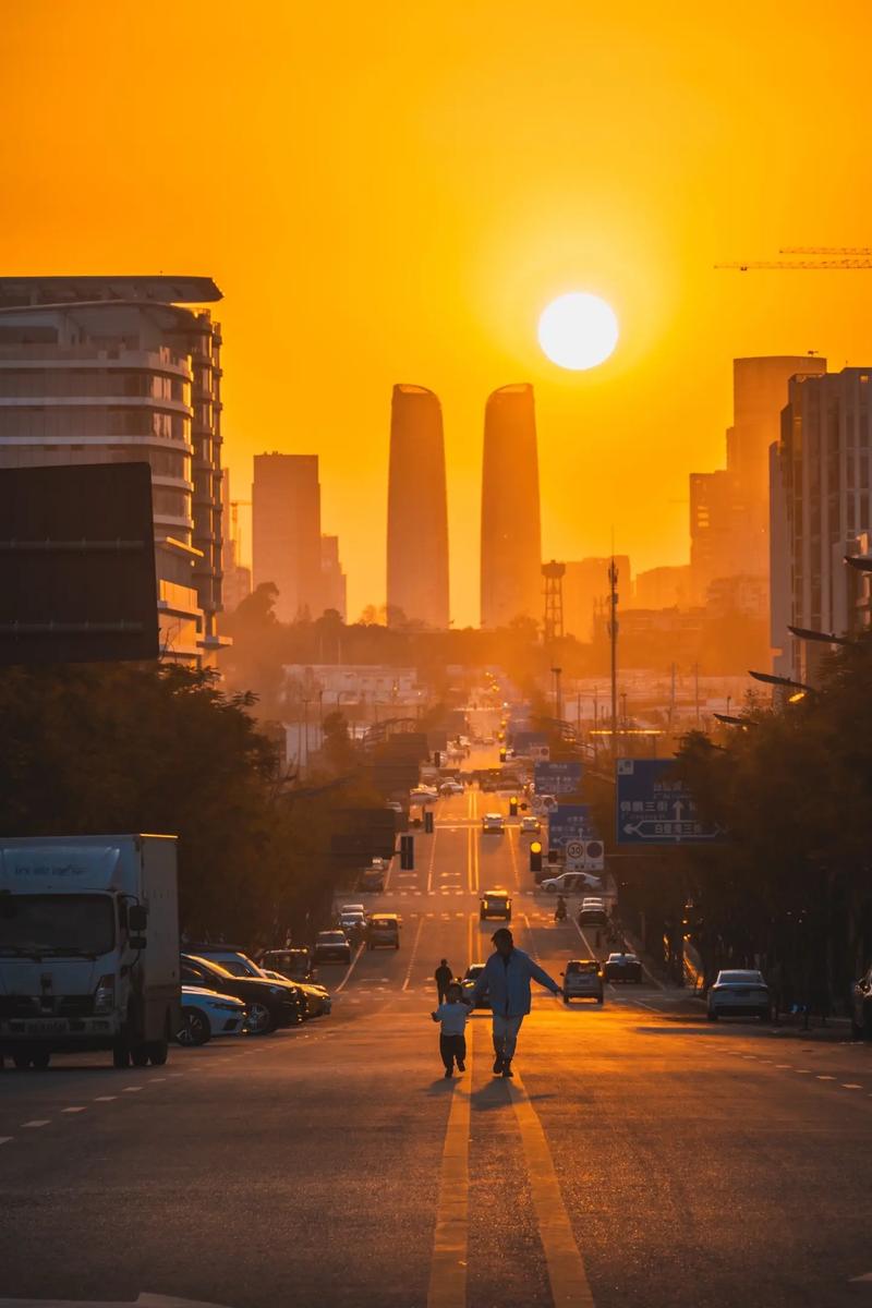 傍晚夕阳下城市道路散步的人温差体验图