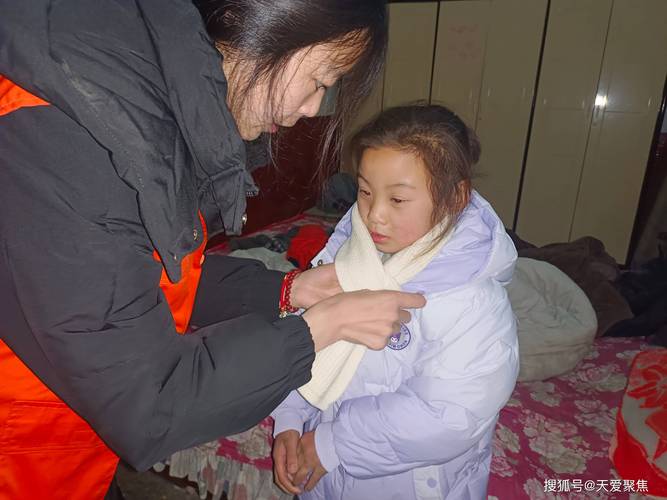 乡村小学老师把留守儿童的手揣进自己棉袄口袋取暖