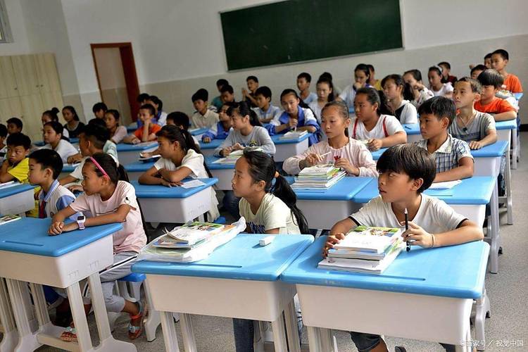 中小学课堂不同进度学生分层学习场景