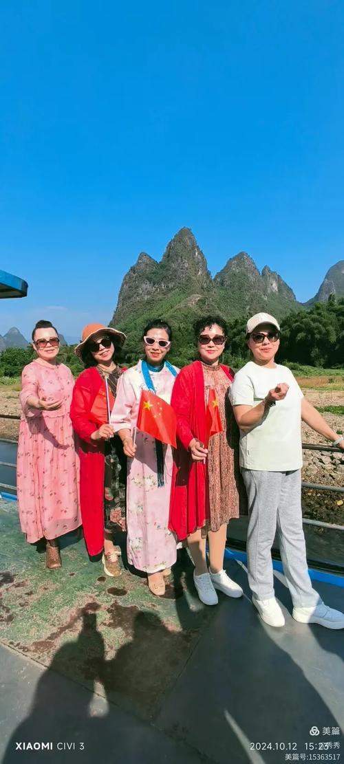 老年旅行团在桂林漓江沿岸集体拍照