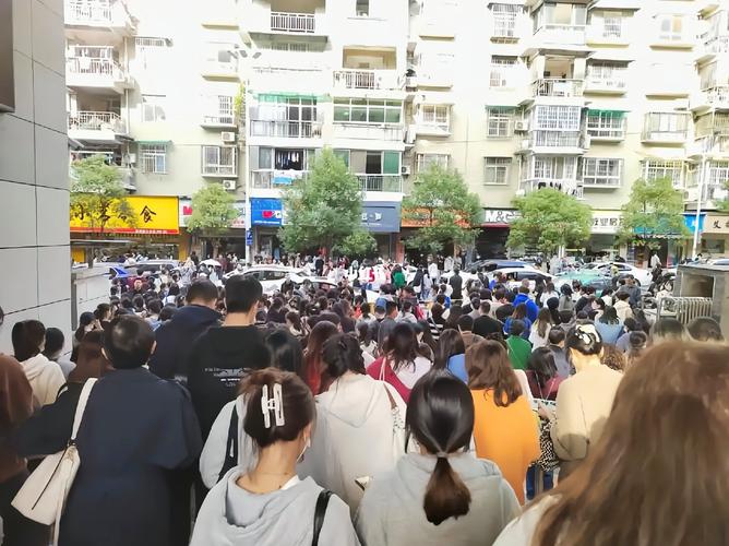 一级建造师考试考场外考生排队入场场景