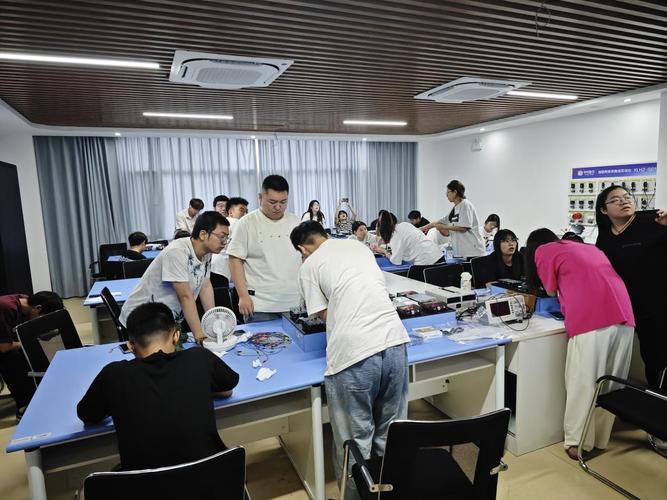 华为ICT学院学生实训课堂