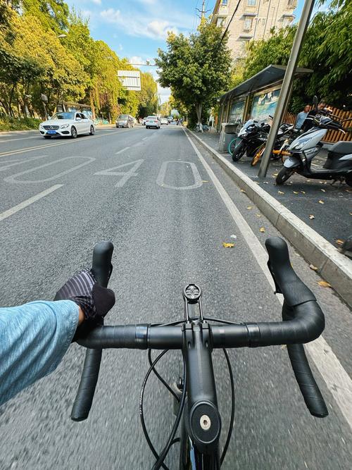 城市街道逆光骑行抓拍瞬间