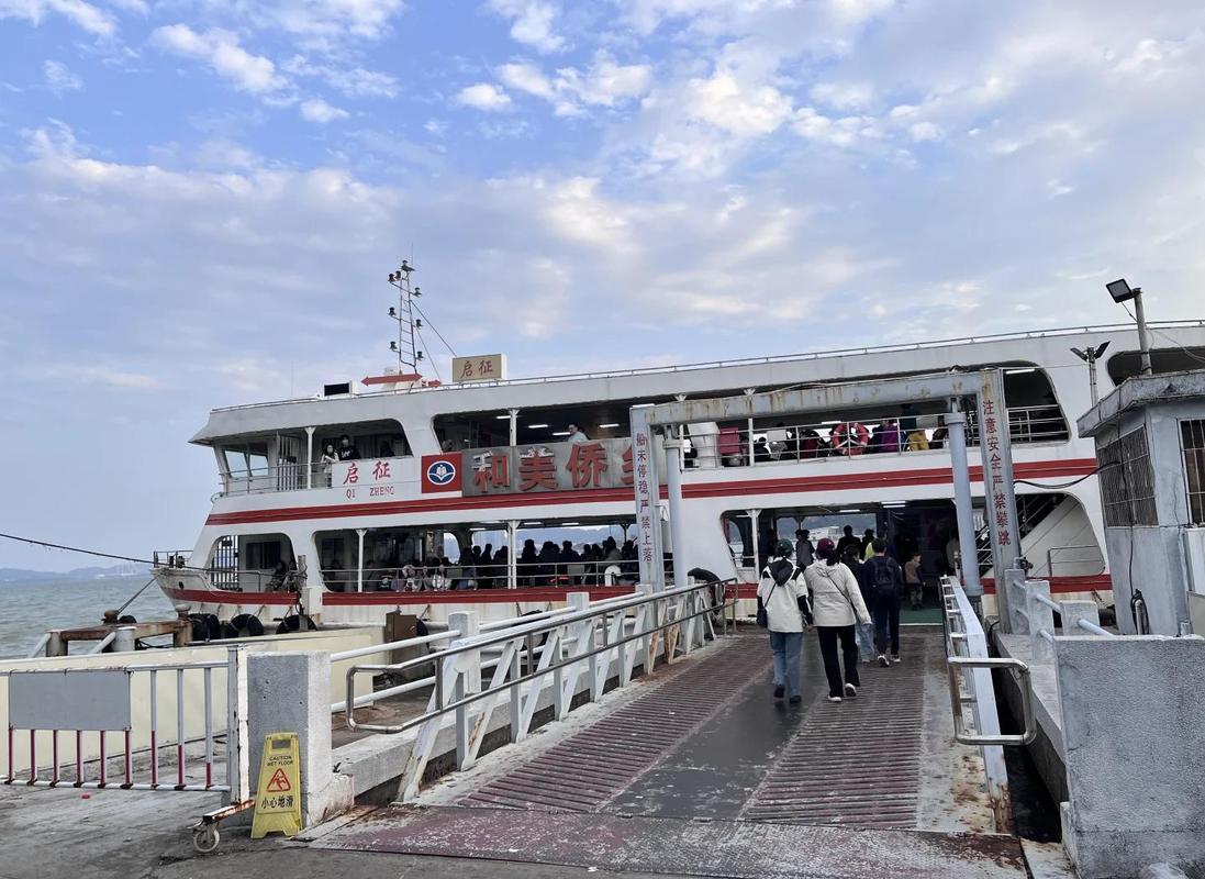沿海城市晴天轮渡码头候船场景