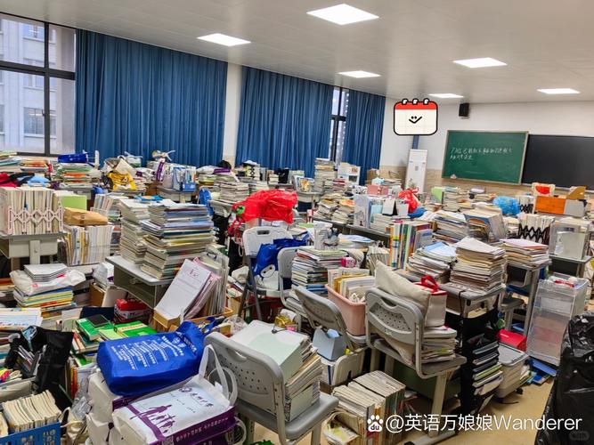 教室讲台上分层摆放的学生作业本