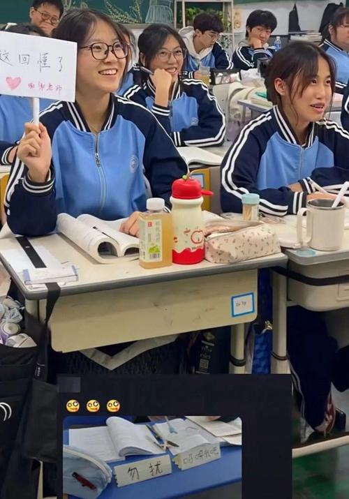 中学生课间刷短视频讨论热搜场景