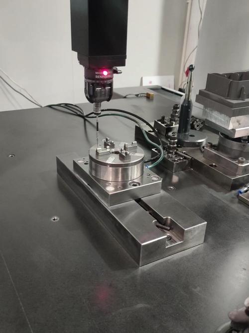 工程师在工装治具厂家车间用三次元测量仪检测精度 场景