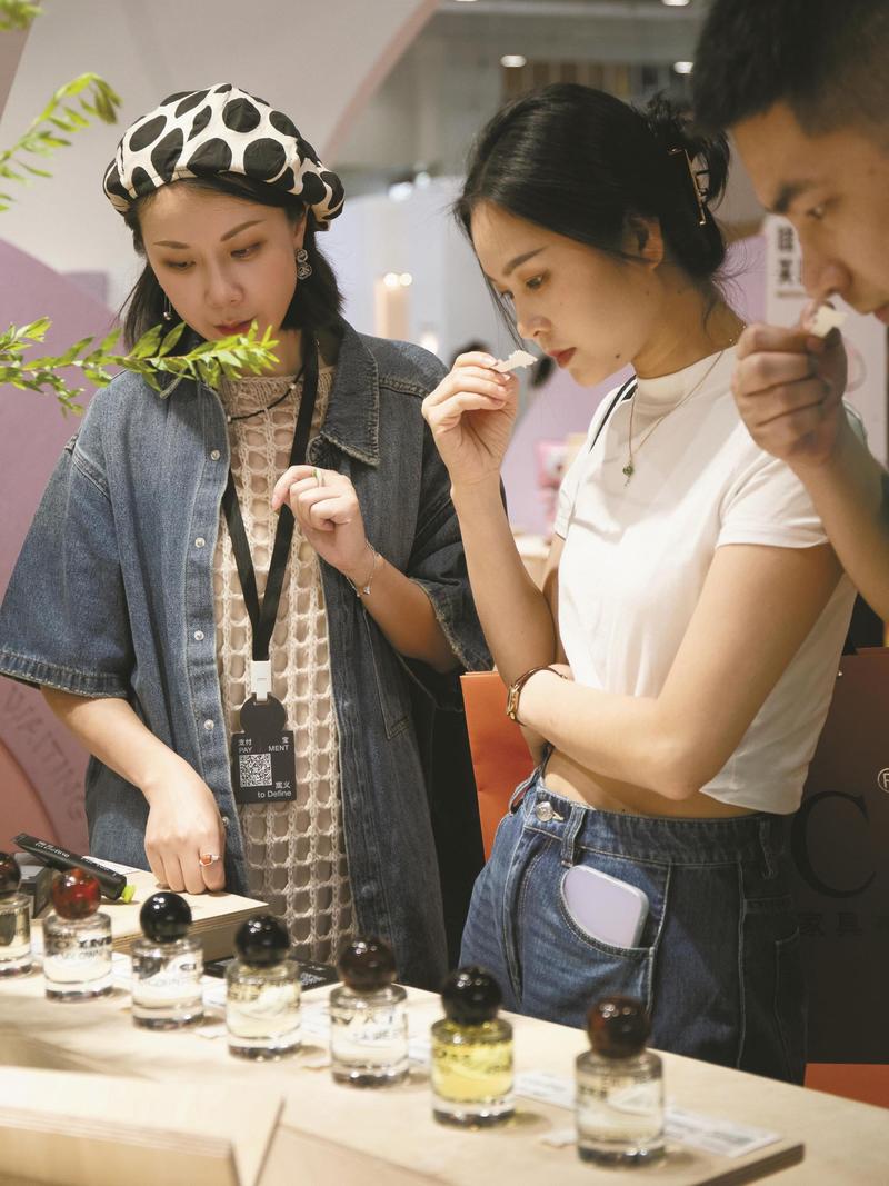 新娘在香水柜台试香场景