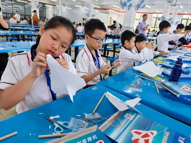 南京小学走廊学生课后航模活动场景