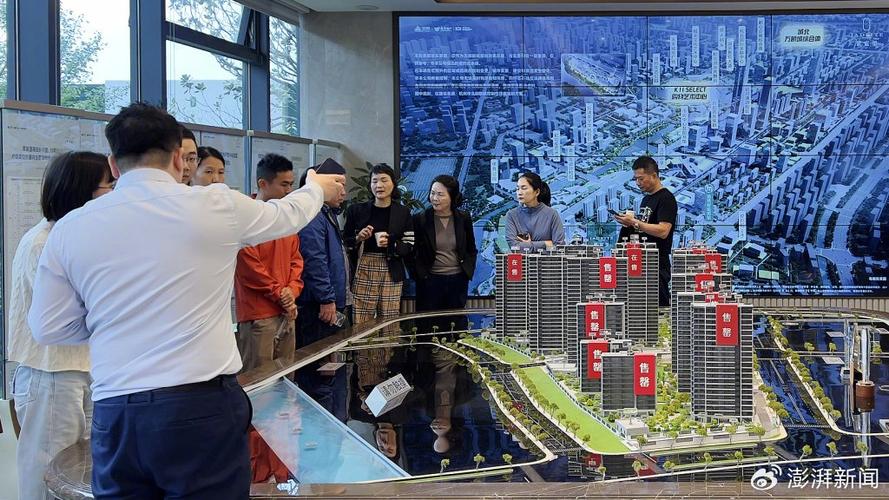 售楼处沙盘前购房者攥着银行卡咨询销售的场景