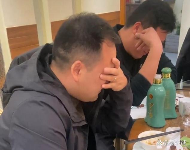 年轻人聚会聊网络热梗尴尬现场