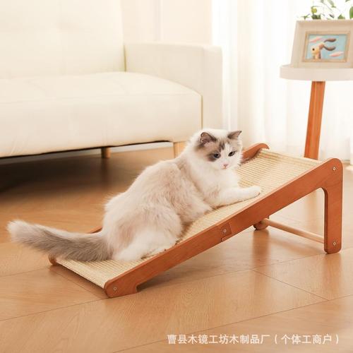 客厅墙角闲置的网红猫抓板场景