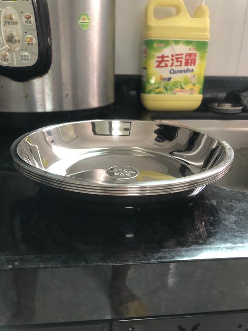 家庭厨房不锈钢菜盘反射台灯光斑实拍