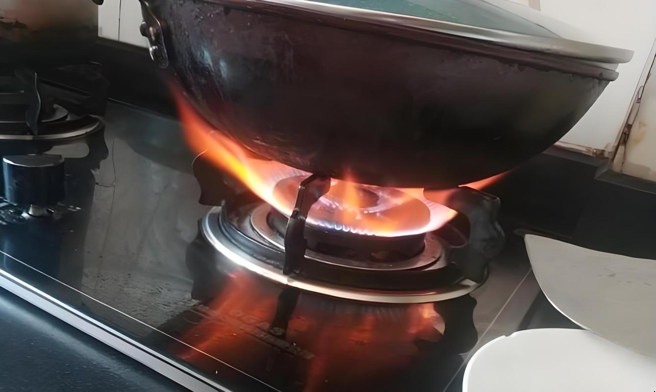 厨房灶台火候控制特写蓝色火焰