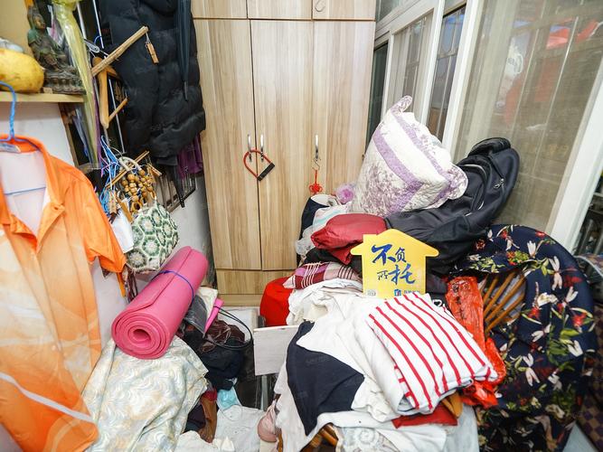 年轻人出租屋堆着待出的闲置二手物品实拍