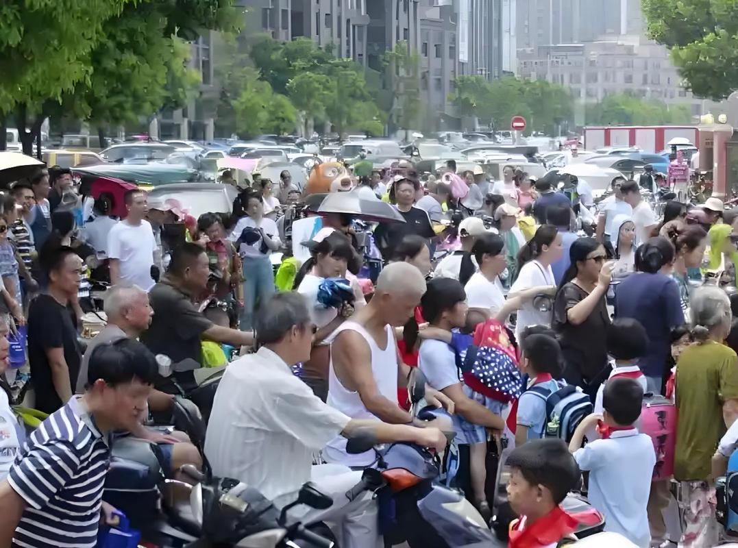 老城区学区校门口早高峰拥堵场景