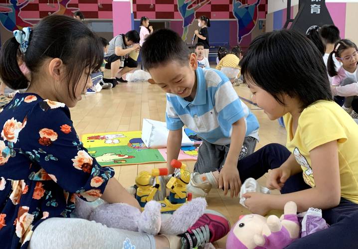 3岁宝宝户外集体分享玩具场景图