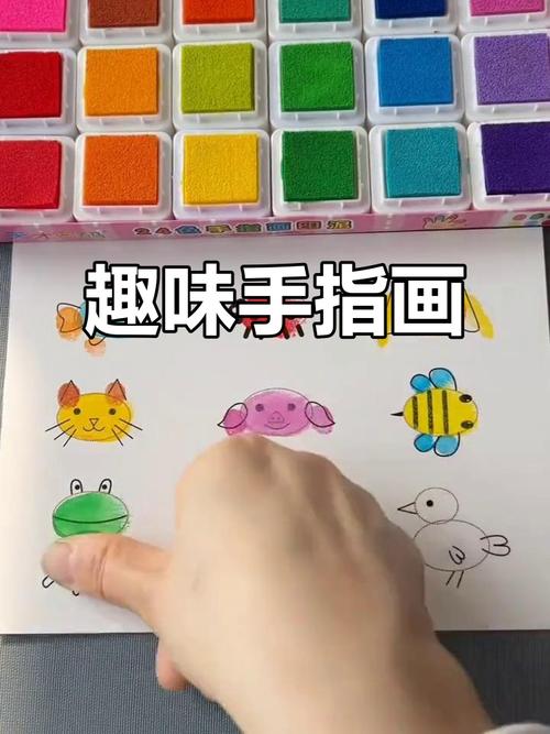 幼儿在浴室瓷砖上用手指颜料涂鸦