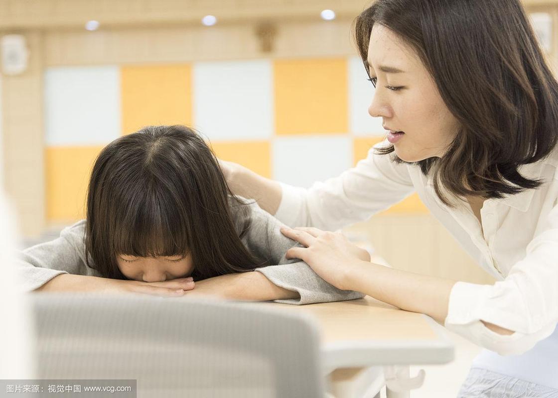 中小学作文课教师安抚情绪低落学生场景