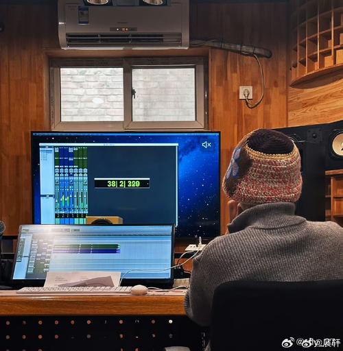 凌晨的大学实验室里教授查看套磁邮件的画面