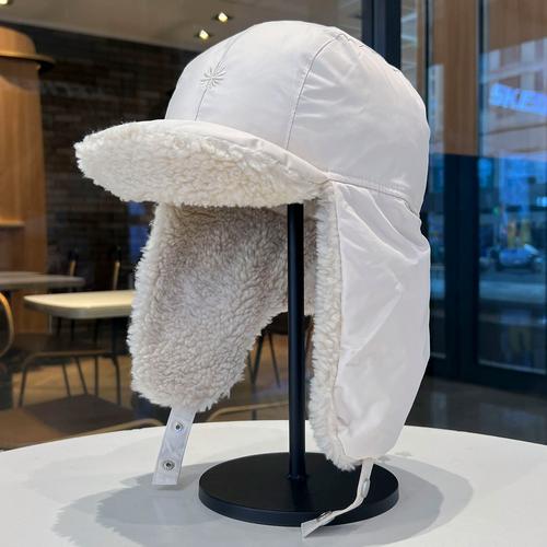 雨雪出行带护耳防水帽子户外实拍