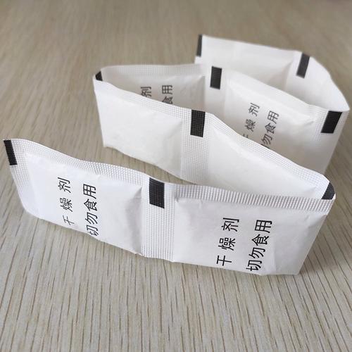 包内放置硅胶干燥剂和防尘袋收纳示意图