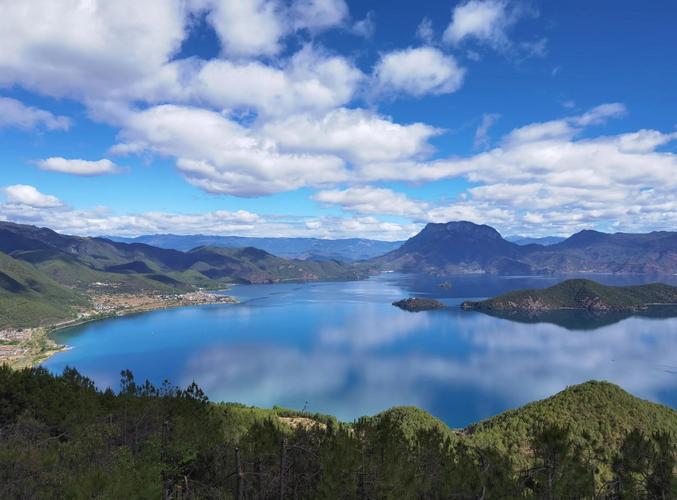泸沽湖格姆女神山湖面倒影图