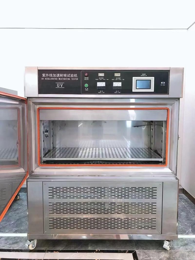 紫外老化试验箱内部样品架布局照片