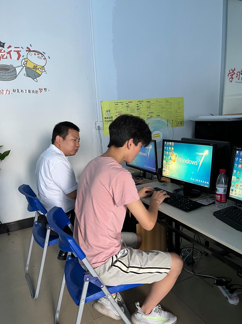 工业爸爸下班在家和孩子玩桌面游戏场景