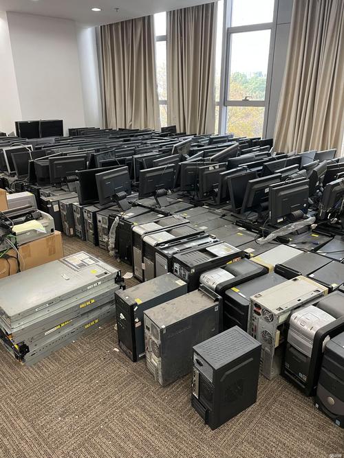 堆满废弃文件的Windows电脑回收站界面
