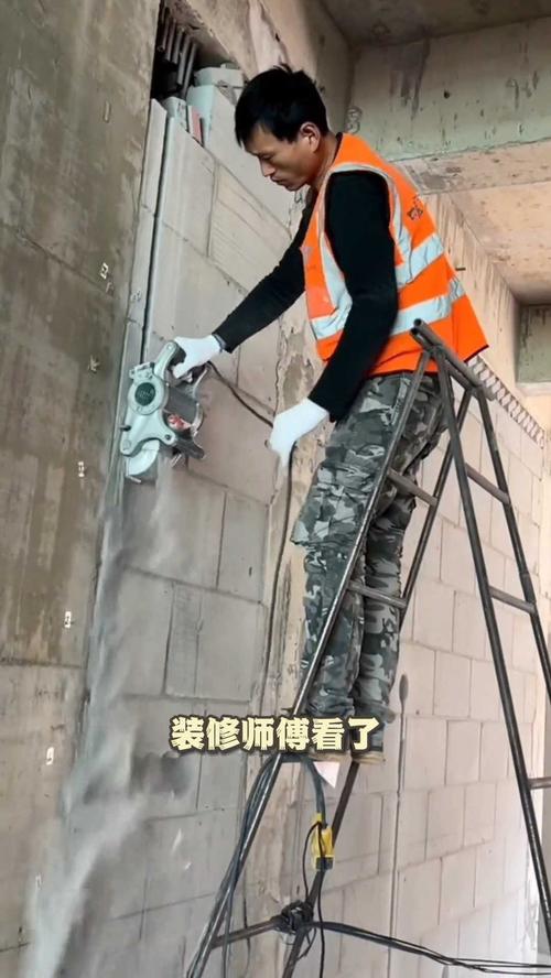 水电开槽施工现场 工人戴口罩操作开槽机