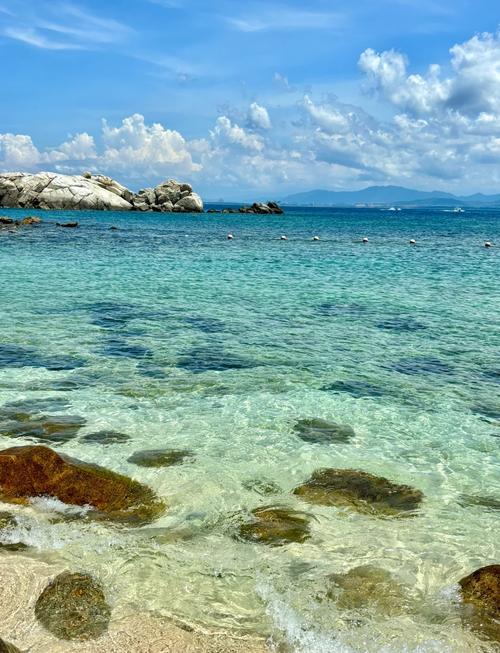 中国海南省蜈支洲岛清澈浅海白沙滩