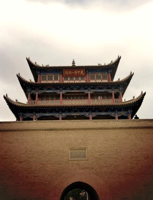 嘉峪关关城光化门城墙根红柳花丛