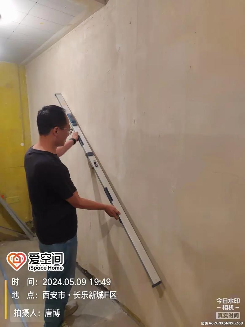 线锤与靠尺配合检查墙体垂直度实拍图