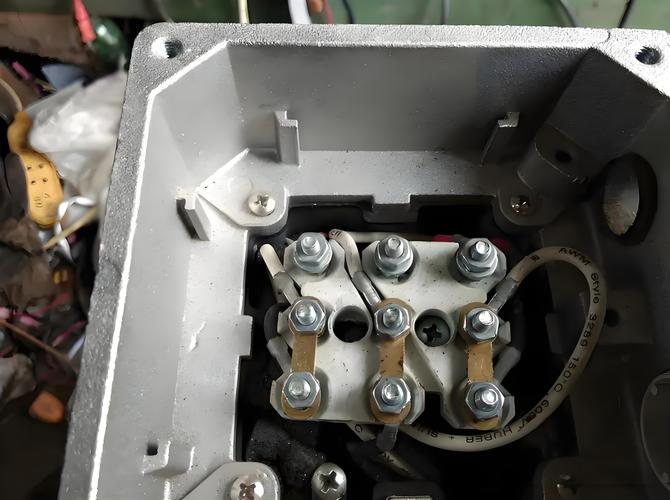 钳工用手触摸电机接线盒检查发热故障