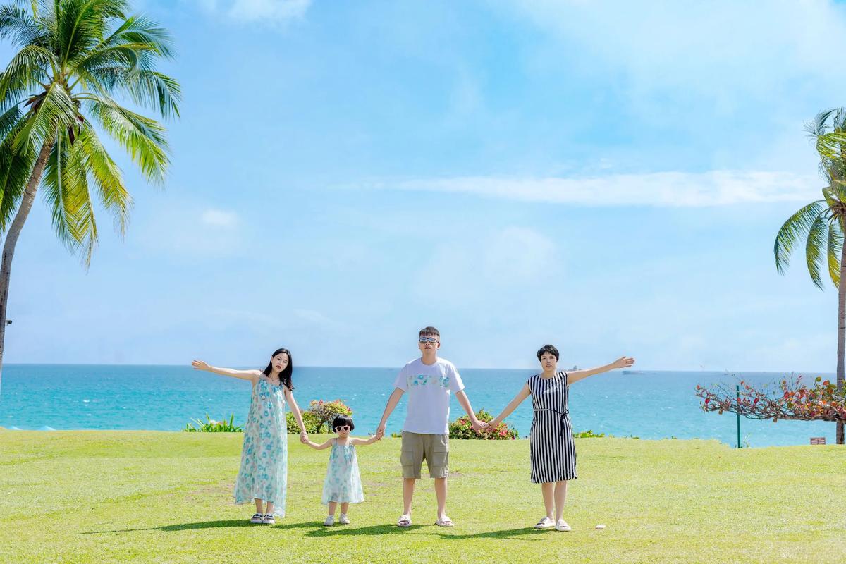 海滩上全家福拍摄自然抓拍