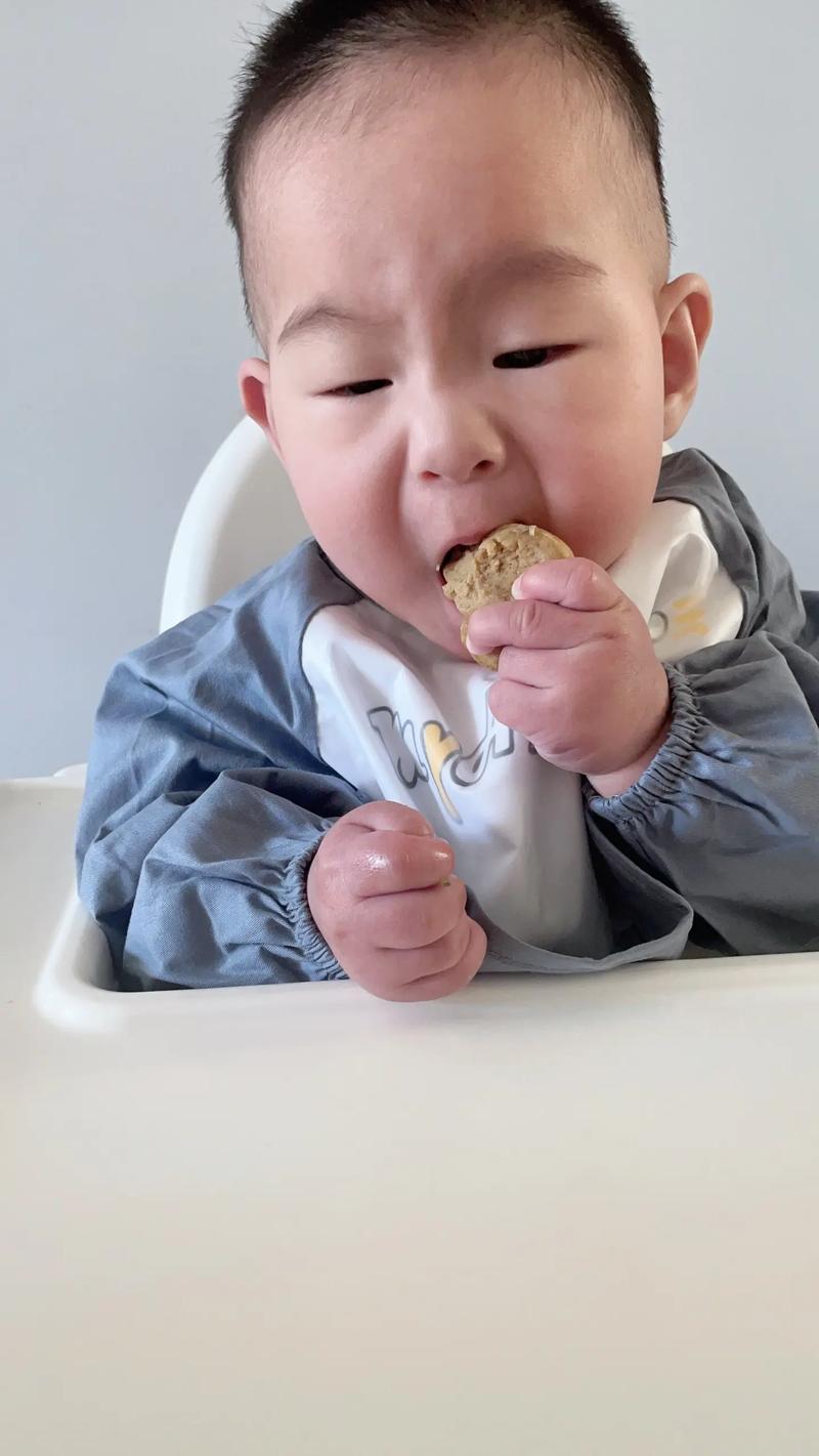 8月龄宝宝手抓蒸糕自主进食家庭场景